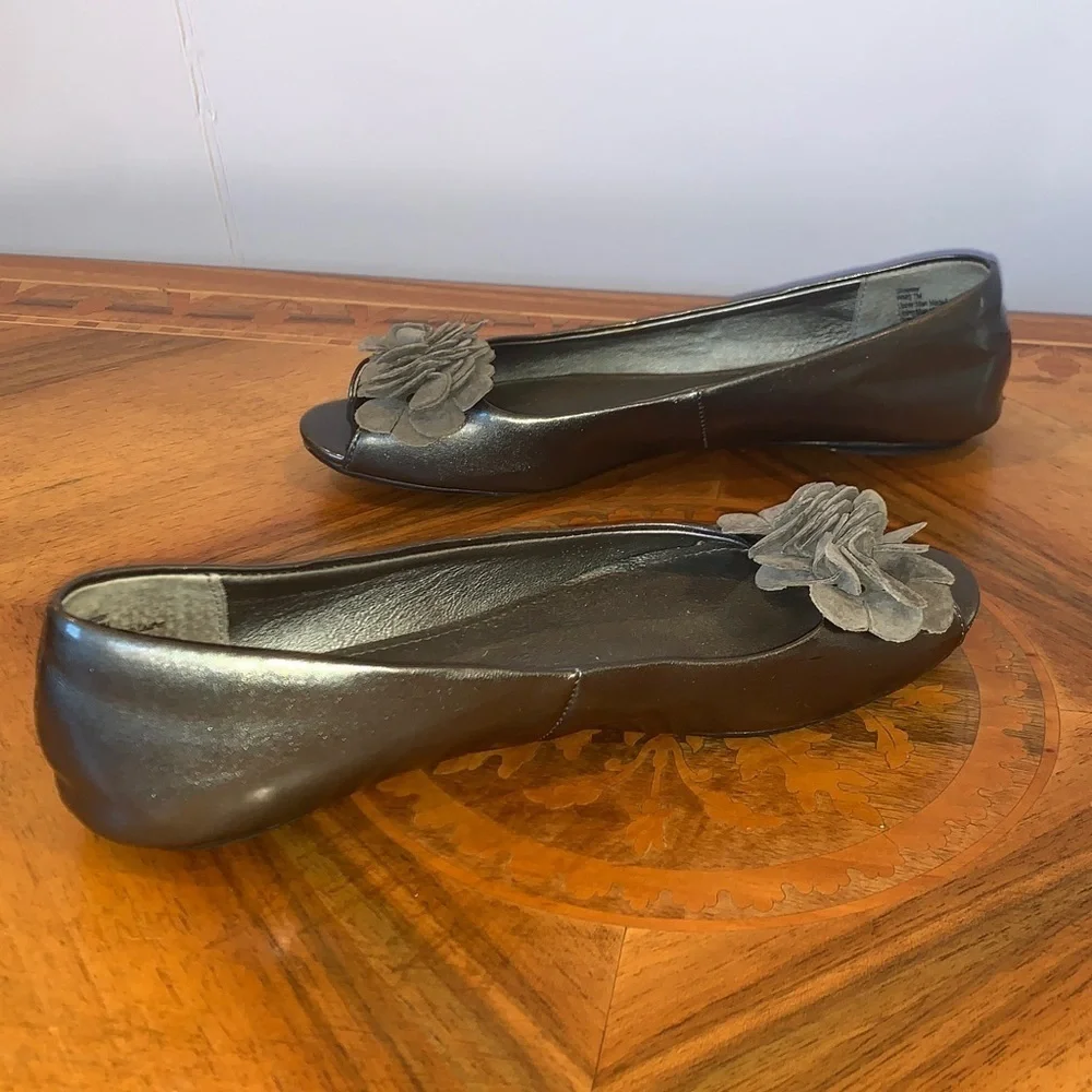 Gray Patent Leather Peep Toe Ballet Flats with Flower Accents Women’s Size 7